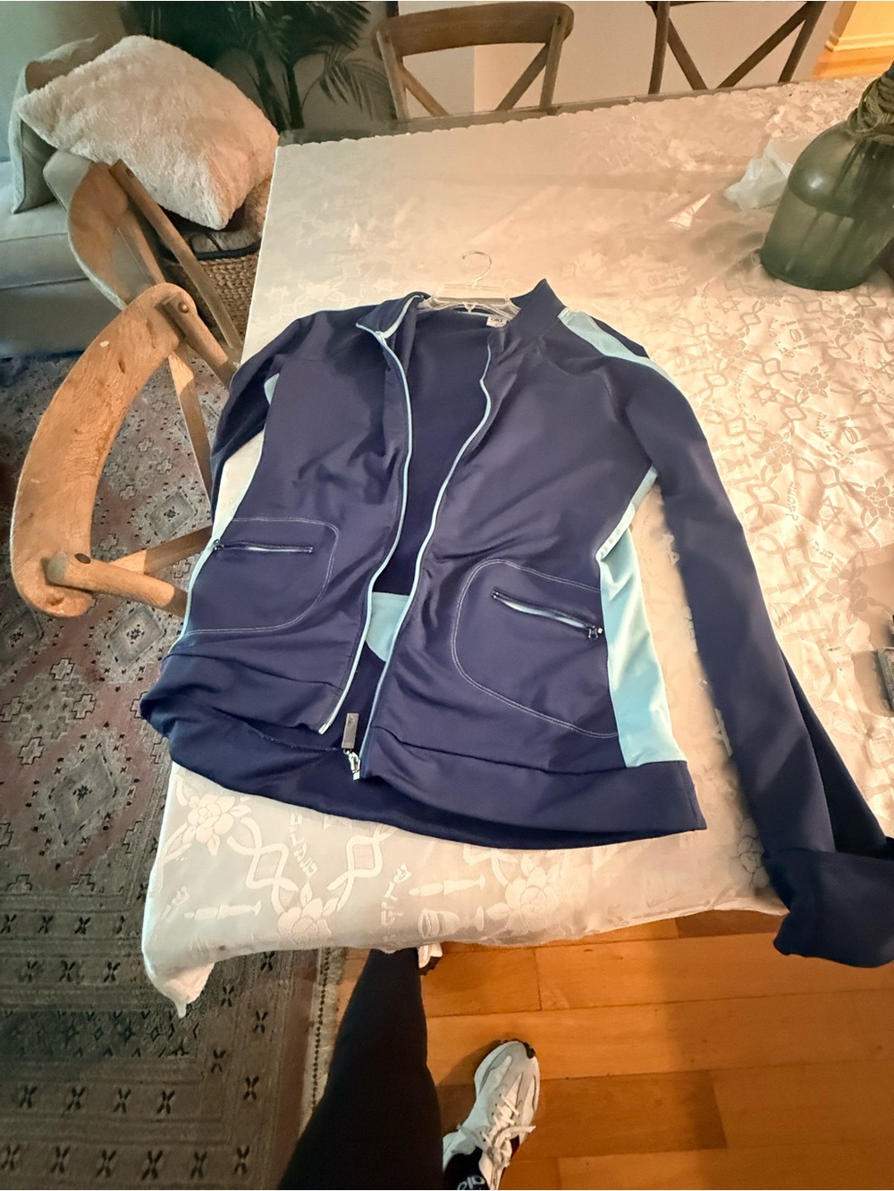 Alo yoga -cWomen's Navy & Light Blue Athletic Zip Jacket
